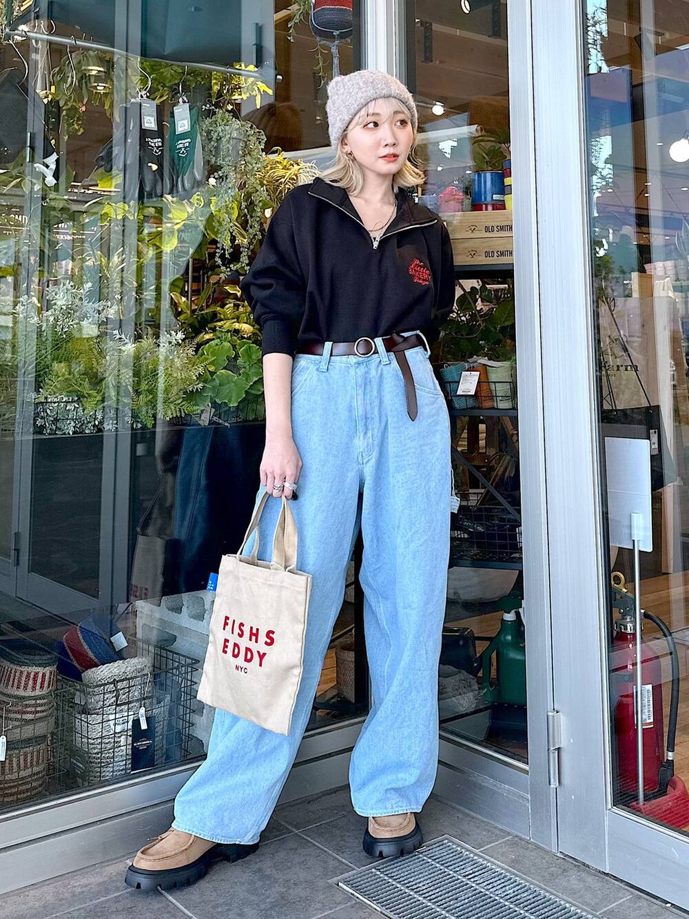 ブルー系のその他パンツ、イエロー系のモカシン/デッキシューズ、ベージュ系のトートバッグを着用したレディースの秋コーディネートの5枚目の写真