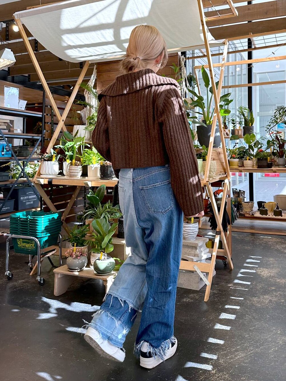 ブラウン系のカーディガン/ボレロ、ブルー系のデニムパンツを着用したレディースの秋コーディネートの2枚目の写真