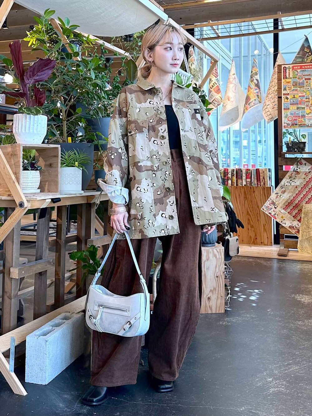 「バッグ、パンプス、秋コーデ、ユニセックス、秋冬新作、差し色コーデ、低身長、個性派、デート/ロマンティック、女子会、旅行、niko and ...、ジャケット、ジャケットスタイル、ミリタリー」｜「niko and...のルームドライ/2WAYベアカップキャミソール（キャミソール、ブラック系）」を使った、すなぎもさん（レディース・153cm）の秋コーディネートの4枚目の写真