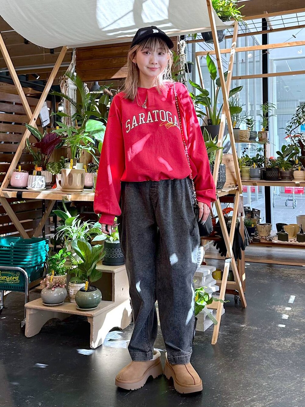 イエロー系のその他シューズ、ブラック系のショルダーバッグ、レッド系のスウェットを着用したレディースの秋コーディネートの4枚目の写真