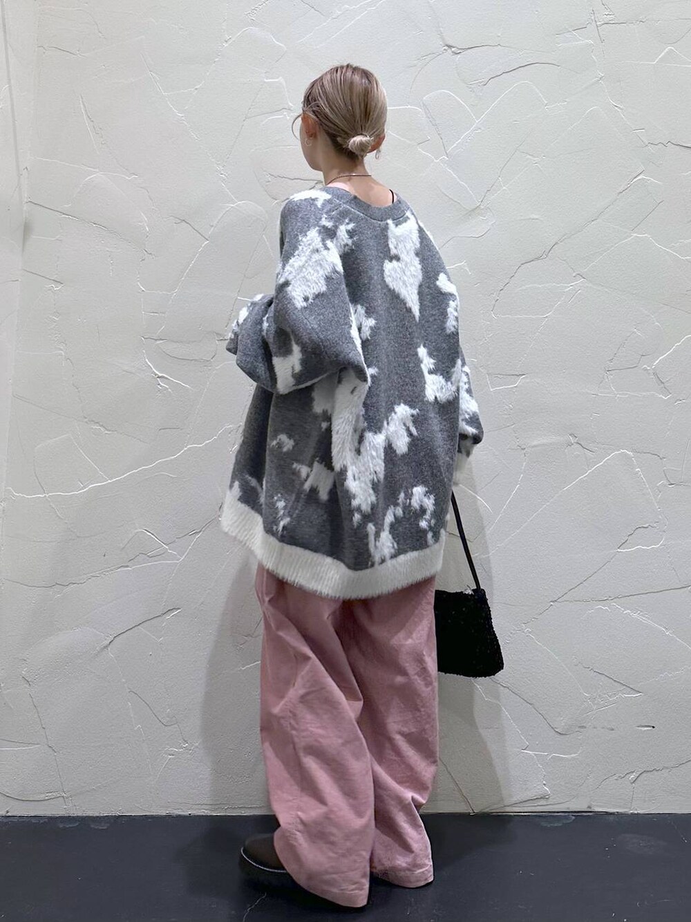 ピンク系のその他パンツ、ブラウン系のその他シューズ、ブラック系のショルダーバッグを着用したレディースの冬コーディネートの4枚目の写真