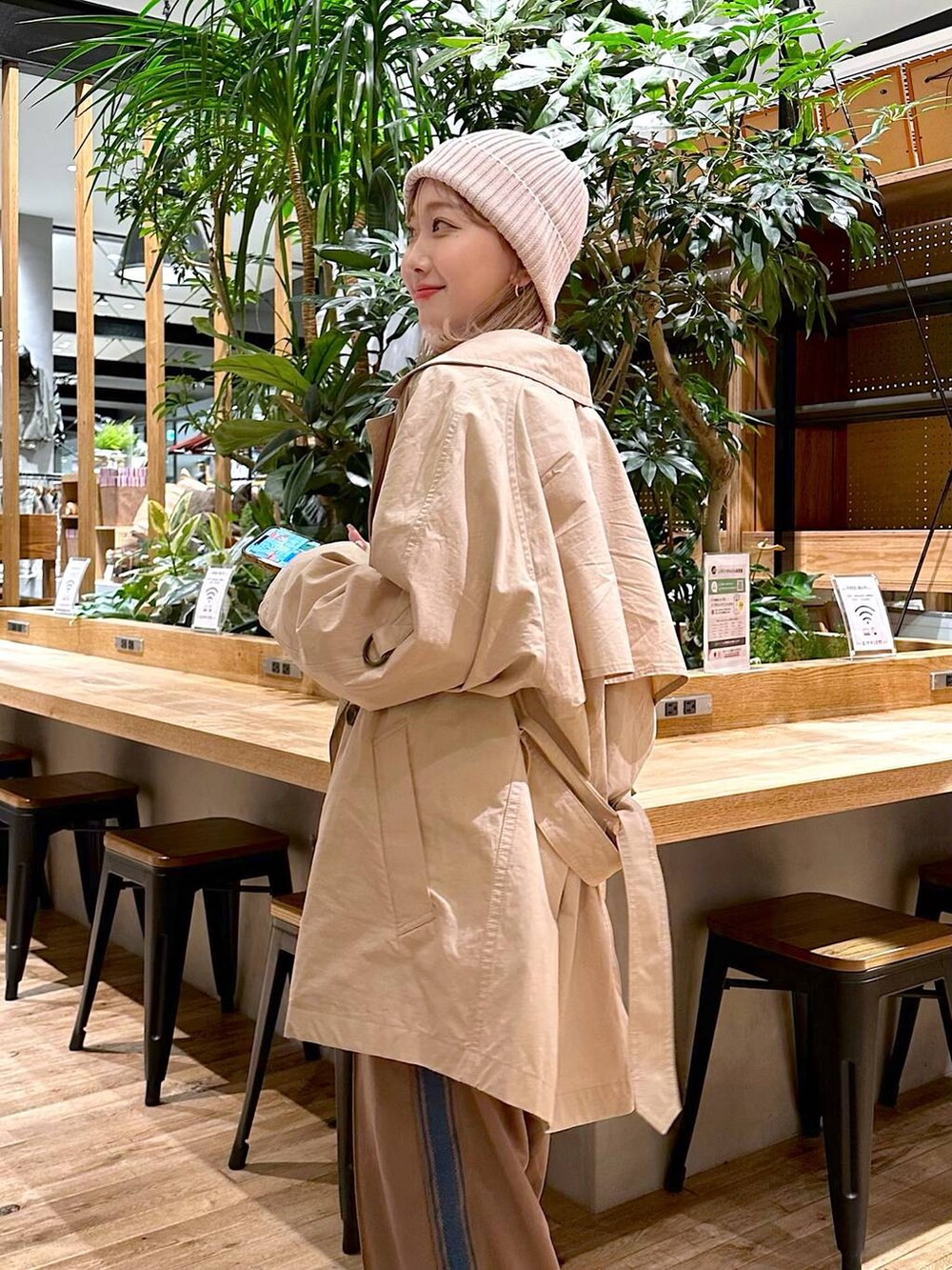 ホワイト系のTシャツ/カットソー、ベージュ系のトレンチコート、ブラウン系のその他パンツを着用したレディースの春コーディネートの3枚目の写真