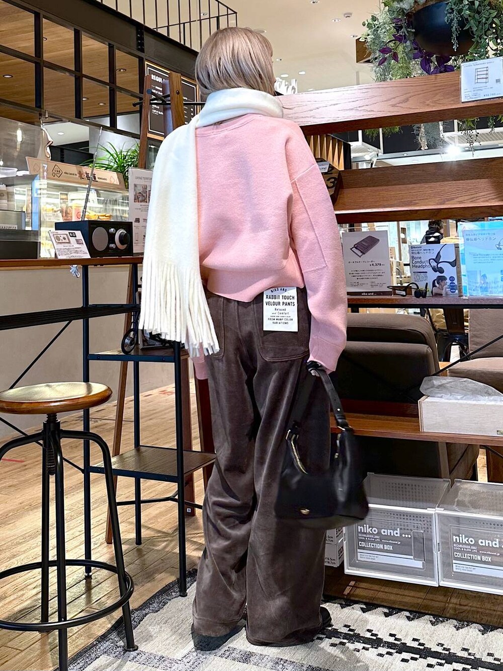 ブラウン系のその他パンツ、ブラック系のブーツ、ピンク系のニット/セーターを着用したレディースの冬コーディネートの3枚目の写真