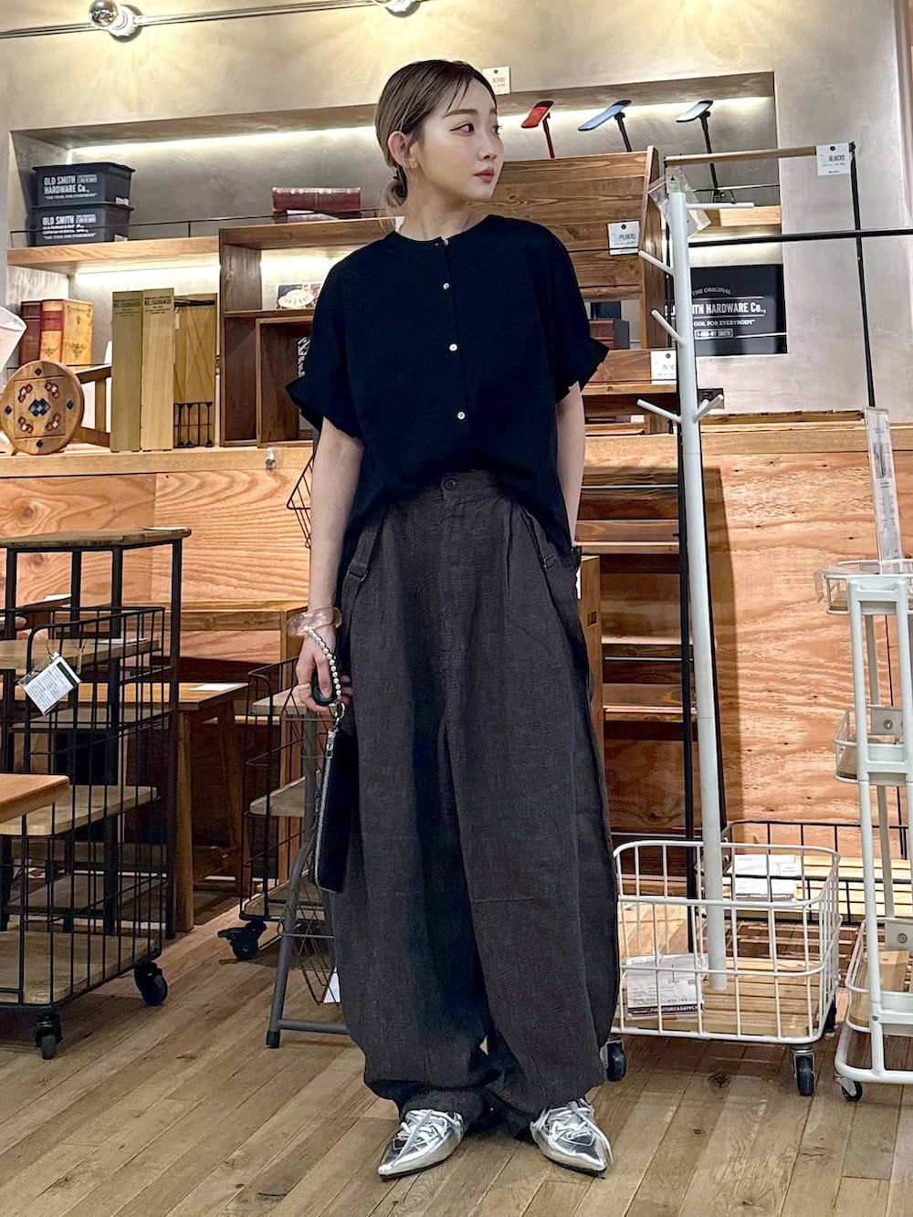 「差し色コーデ、低身長、個性派、デート/ロマンティック、女子会、旅行、niko and ...、シャツ、シャツスタイル、ブラウス、ワイドパンツ、パンツ、パンプス、夏コーデ、春夏コーデ」｜「niko and...のFINEリネンツイルパンツ（その他パンツ、ブラウン系）」を使った、すなぎもさん（レディース・153cm）の夏コーディネートの3枚目の写真