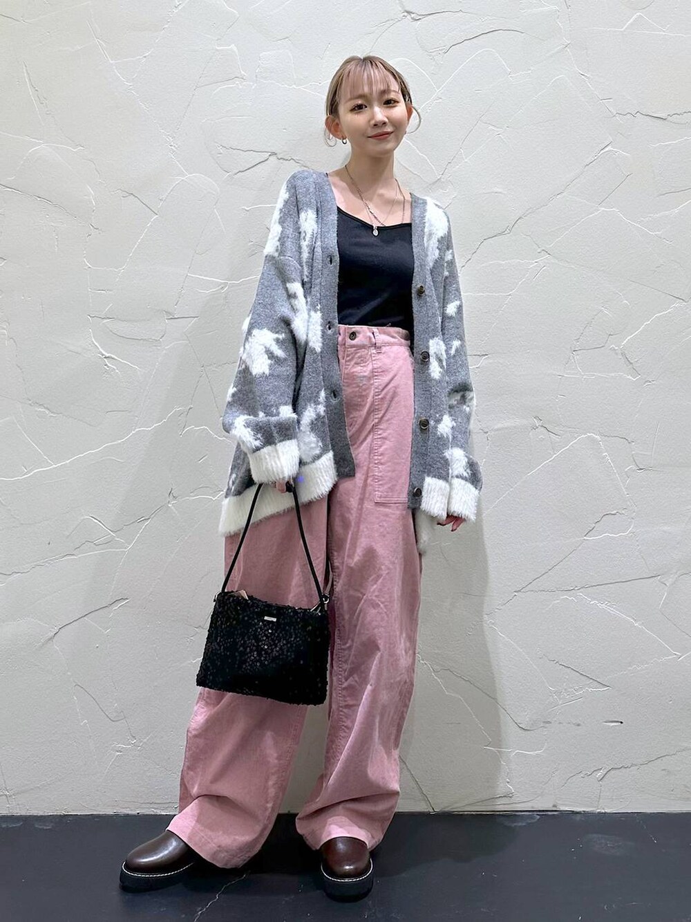 ピンク系のその他パンツ、ブラウン系のその他シューズ、ブラック系のショルダーバッグを着用したレディースの冬コーディネートの6枚目の写真