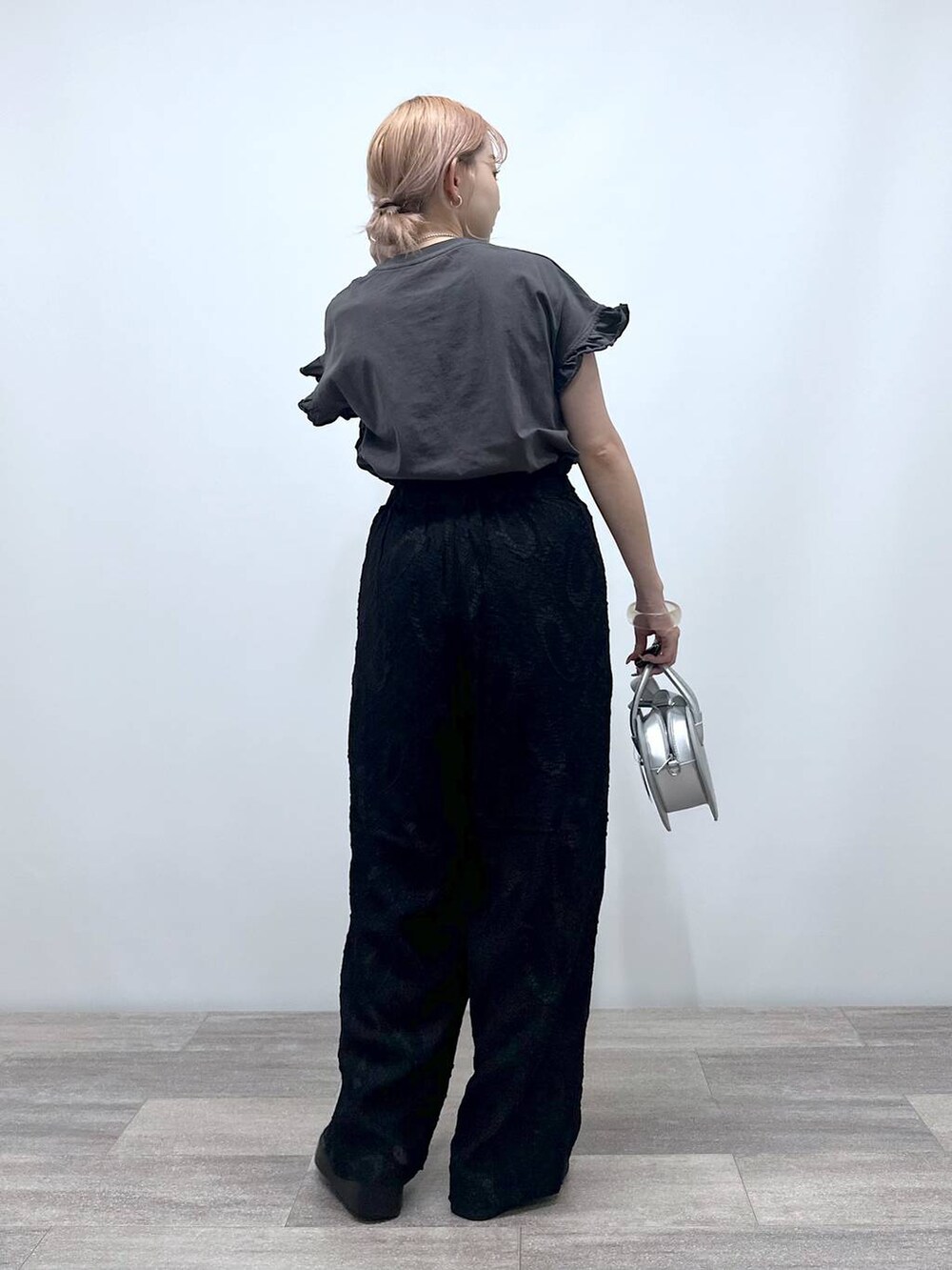 シルバー系のショルダーバッグ、グレー系のTシャツ/カットソー、ブラック系のその他パンツを着用したレディースの夏コーディネートの2枚目の写真