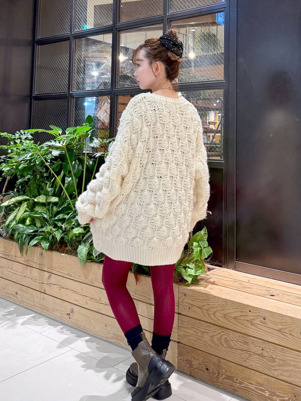 ブラウン系のショルダーバッグ、ブラウン系のブルゾン、ベージュ系のニット/セーターを着用したレディースの冬コーディネートの3枚目の写真