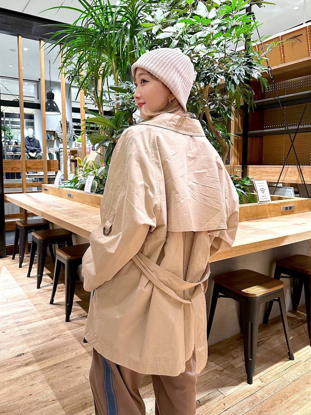 ホワイト系のTシャツ/カットソー、ベージュ系のトレンチコート、ブラウン系のその他パンツを着用したレディースの春コーディネートの4枚目の写真