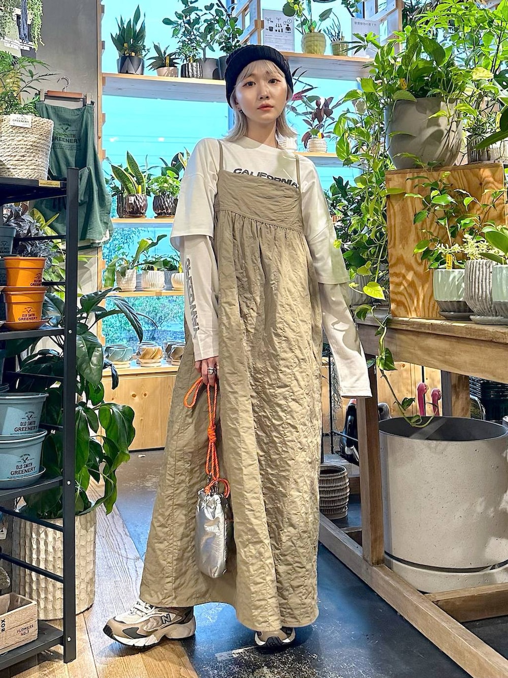 ブラウン系のスニーカー、グレー系のショルダーバッグ、ホワイト系のTシャツ/カットソーを着用したレディースの秋コーディネートの3枚目の写真