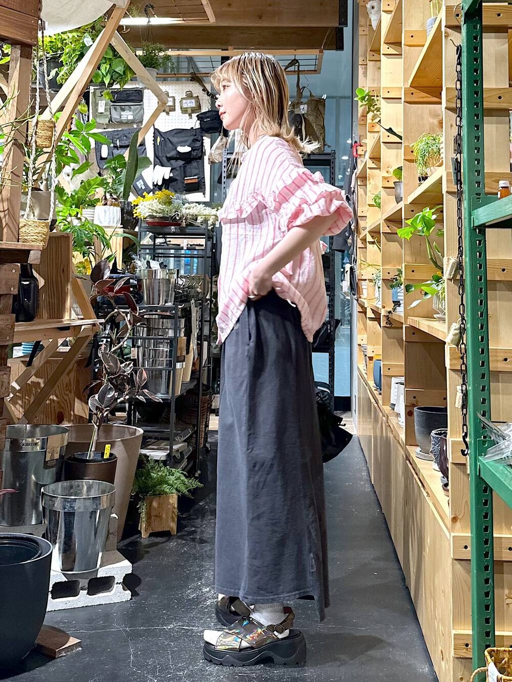 その他のサンダル、ブラック系のショルダーバッグ、その他のスカートを着用したレディースの春コーディネートの2枚目の写真