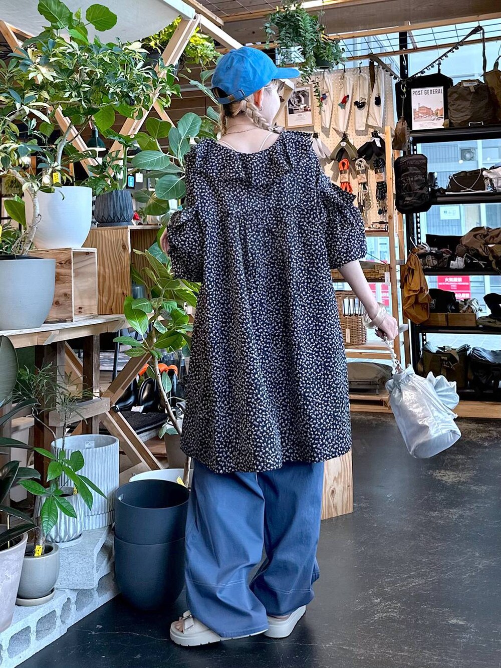 ベージュ系のサンダル、ブルー系のその他パンツ、ベージュ系のキャミソールを着用したレディースの夏コーディネートの2枚目の写真