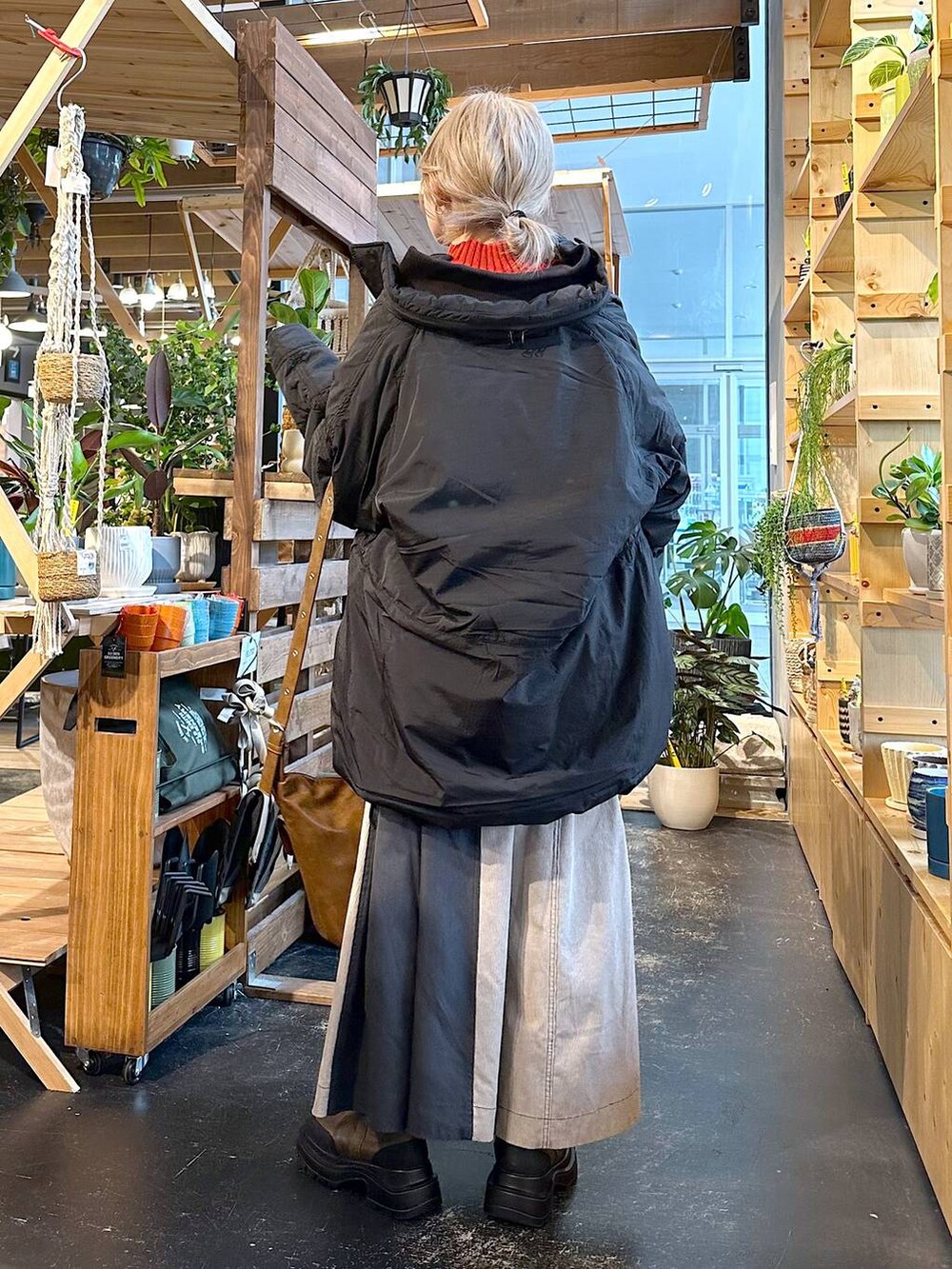「差し色コーデ、低身長、個性派、デート/ロマンティック、女子会、旅行、niko and ...、アウター、コート、ニット、ダウンジャケット、スカート、ロングスカート、ショルダーバッグ、バッグ」｜「niko and...のアライドNEWモンスターブルゾン（ブルゾン、ブラック系）」を使った、すなぎもさん（レディース・153cm）の冬コーディネートの3枚目の写真