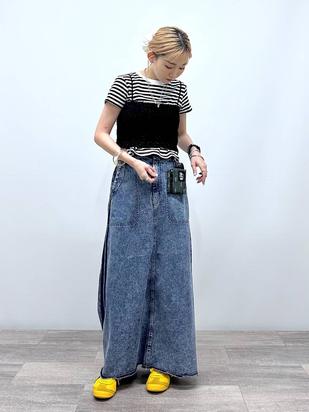 「デート/ロマンティック、女子会、旅行、niko and ...、個性派、低身長、差し色コーデ、ビスチェ、Tシャツ、スカート、ロングスカート、デニムパンツ、オーバーサイズ、スポーティ、夏コーデ」｜「niko and...のパタパタキャミビスチェ（ベスト、ブラック系）」を使った、すなぎもさん（レディース・153cm）の夏コーディネートの5枚目の写真