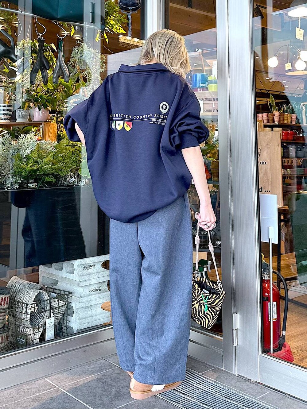 「差し色コーデ、低身長、個性派、デート/ロマンティック、女子会、ブーツ、オーバーサイズ、メンズライク、スポーティ、旅行、niko and...、スウェット、ワイドパンツ、ショルダーバッグ、バッグ」｜「niko and...のオリジナルフェイクムートンシューズ（その他シューズ、イエロー系）」を使った、すなぎもさん（レディース・153cm）の秋コーディネートの2枚目の写真