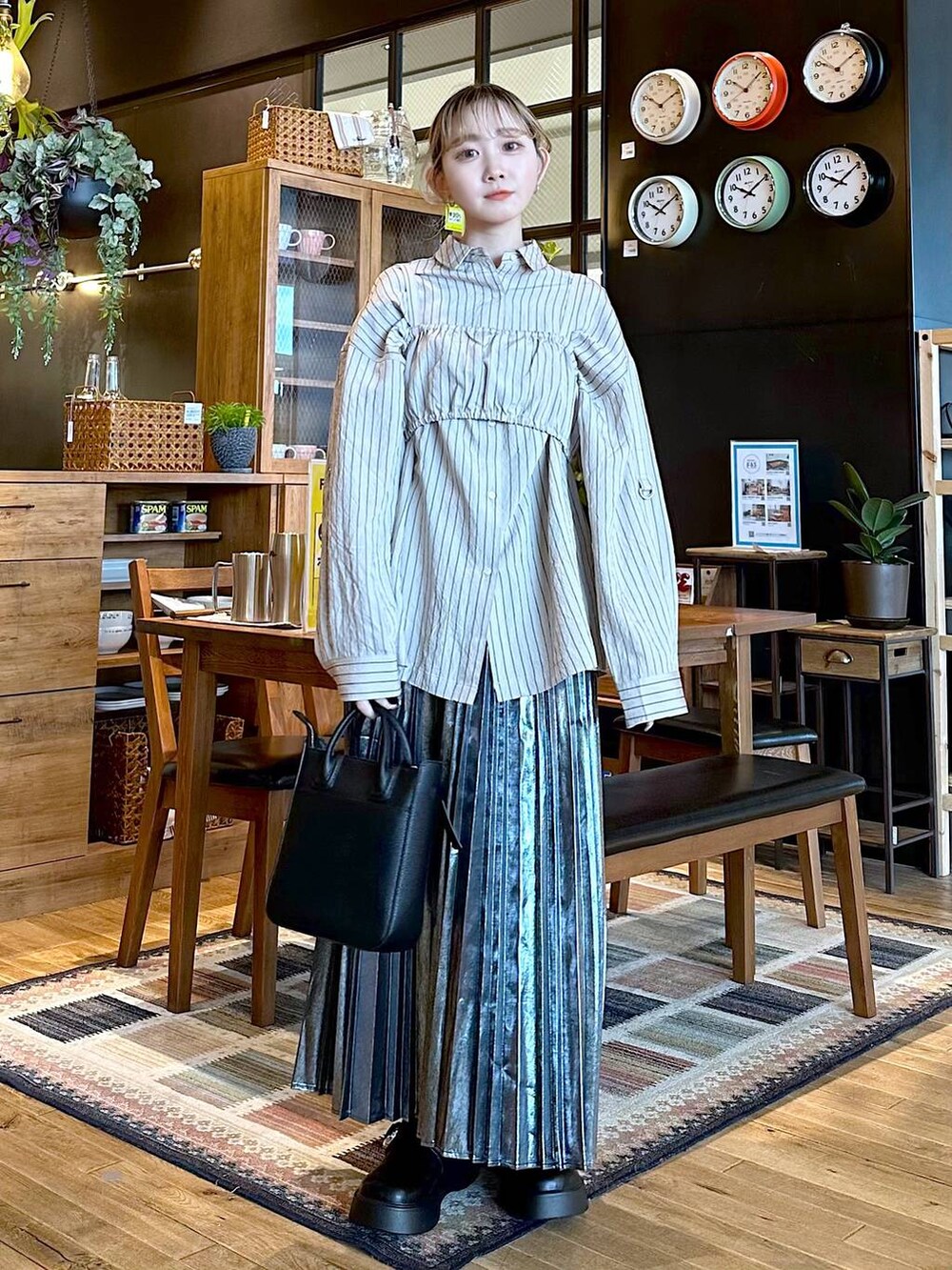 「旅行、差し色コーデ、低身長、個性派、デート/ロマンティック、女子会、niko and ...、シャツ、ロングスカート、スカート、ハンドバッグ、バッグ、ショルダーバッグ、オーバーサイズ」｜「niko and...のオリジナルライト2WAYトートバッグ（トートバッグ、ブラック系）」を使った、すなぎもさん（レディース・153cm）の春コーディネートの5枚目の写真