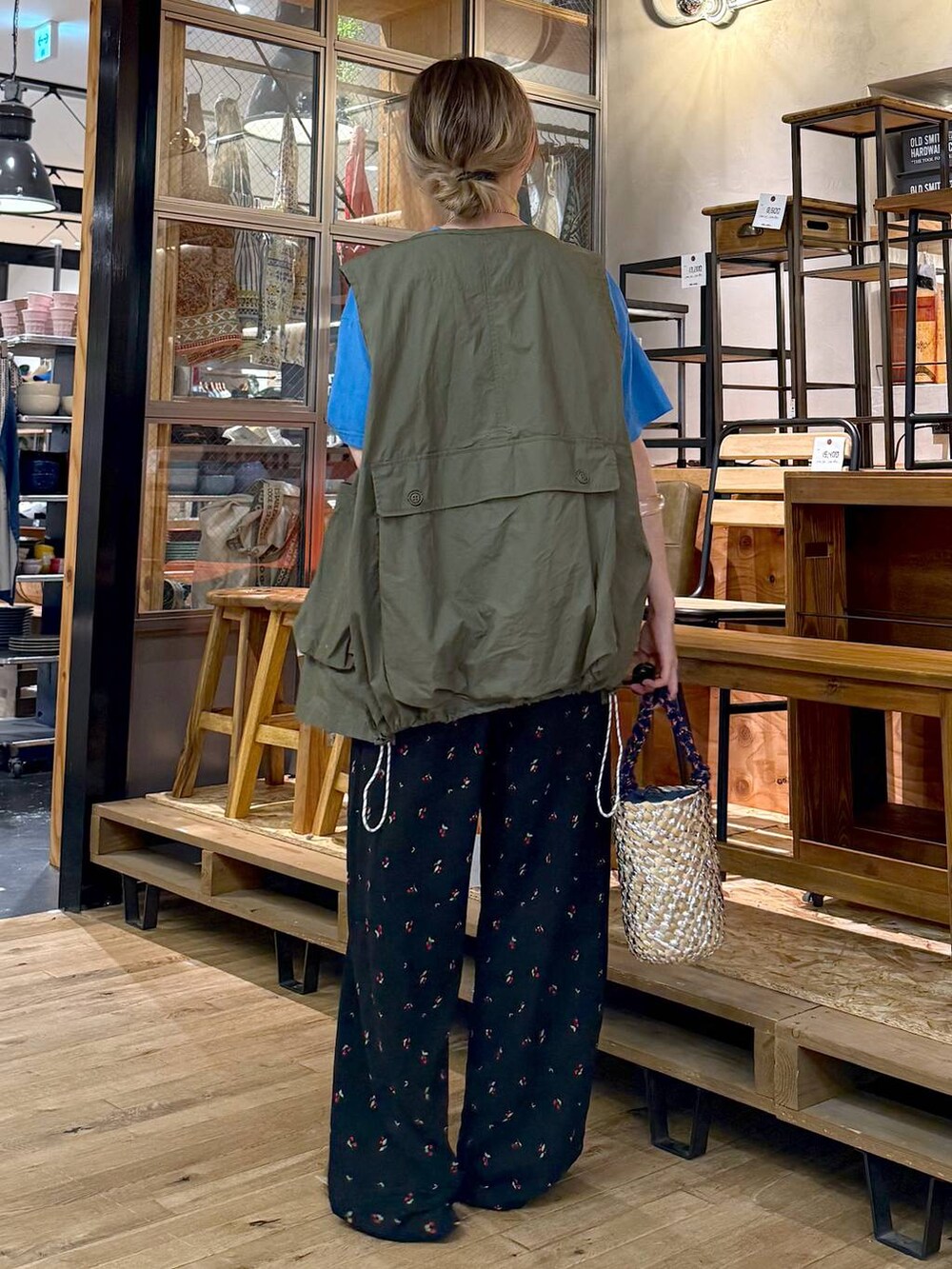 イエロー系のサンダル、ブラック系のその他パンツ、ブルー系のTシャツ/カットソーを着用したレディースの夏コーディネートの3枚目の写真