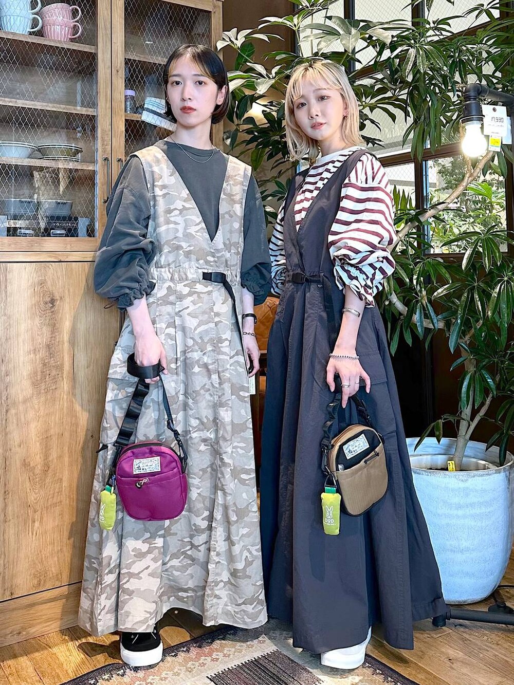 ホワイト系のスニーカー、ブラック系のスニーカー、その他のTシャツ/カットソーを着用したレディースの夏コーディネートの4枚目の写真