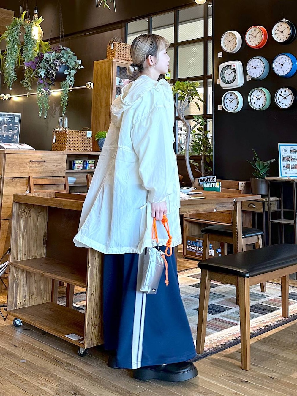 ブルー系のスカート、グレー系のショルダーバッグ、ベージュ系のブルゾンを着用したレディースの冬コーディネートの3枚目の写真