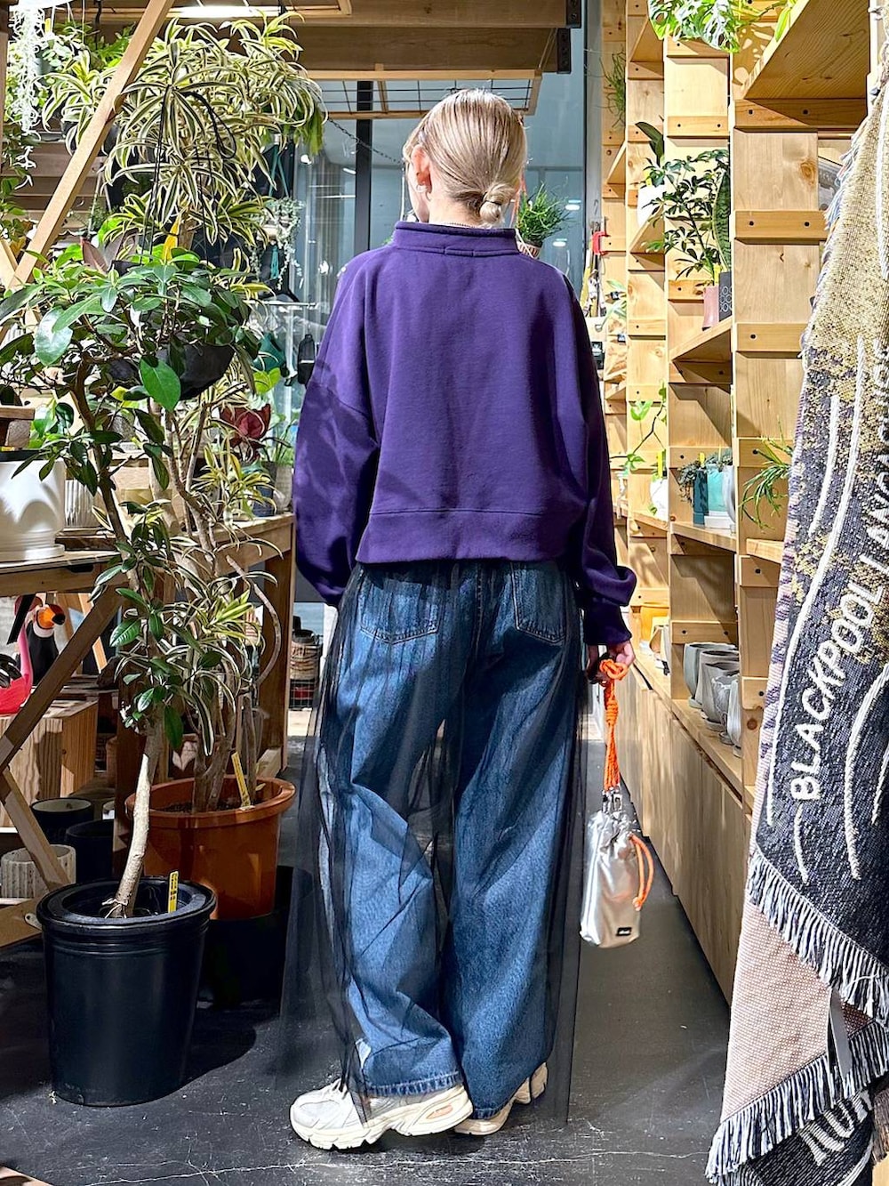 「差し色コーデ、ユニセックス、低身長、個性派、デート/ロマンティック、女子会、旅行、niko and ...、スウェット、ワイドパンツ、デニムパンツ、ショルダーバッグ、バッグ、スニーカー、冬コーデ」｜「NEW BALANCEの【New Balance(ニューバランス)】別注MR530（スニーカー、ベージュ系）」を使った、すなぎもさん（レディース・153cm）の冬コーディネートの4枚目の写真