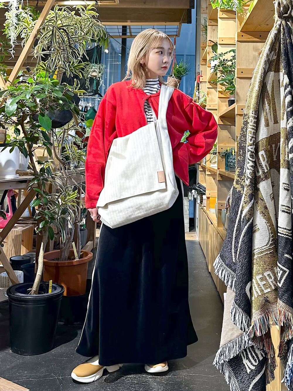 イエロー系のスニーカー、ホワイト系のTシャツ/カットソー、レッド系のTシャツ/カットソーを着用したレディースの冬コーディネートの4枚目の写真