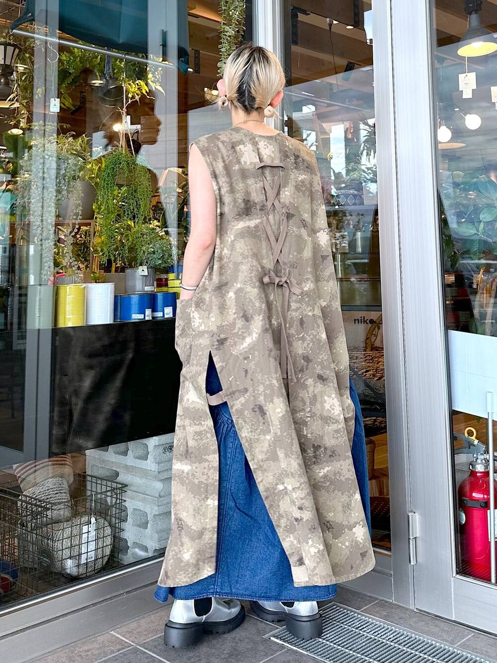 ブラック系のショルダーバッグ、ブラック系のキャミソール、グレー系のブーツを着用したレディースの秋コーディネートの5枚目の写真