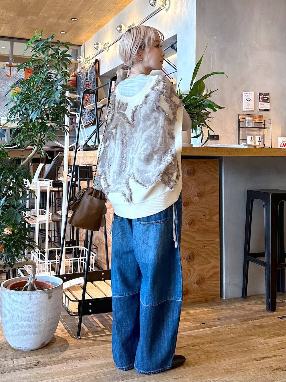 「差し色コーデ、低身長、個性派、デート/ロマンティック、女子会、旅行、niko and ...、ベスト、ニット、Tシャツ、ロンT、デニムパンツ、ワイドパンツ、パンツ、ショルダーバッグ」|「niko and...のサイドシャーリングラメプルオーバー(Tシャツ/カットソー、グレー系)」を使った、すなぎもさん(レディース・153cm)の夏コーディネートの2枚目の写真