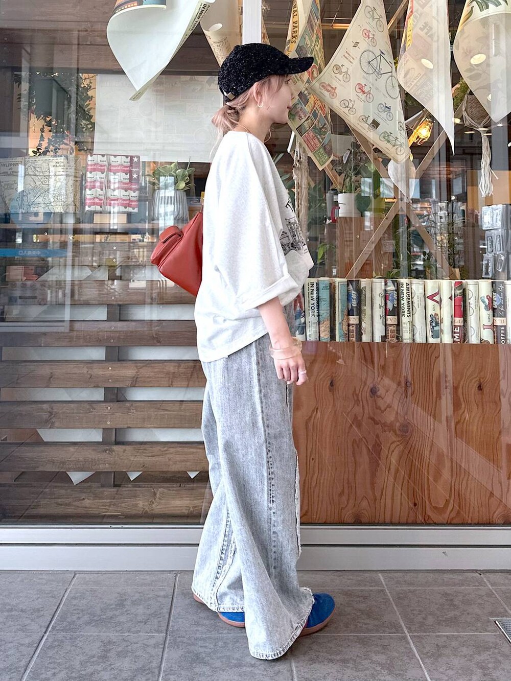 ベージュ系のTシャツ/カットソー、グレー系のデニムパンツ、ブラウン系のショルダーバッグを着用したレディースの夏コーディネートの4枚目の写真
