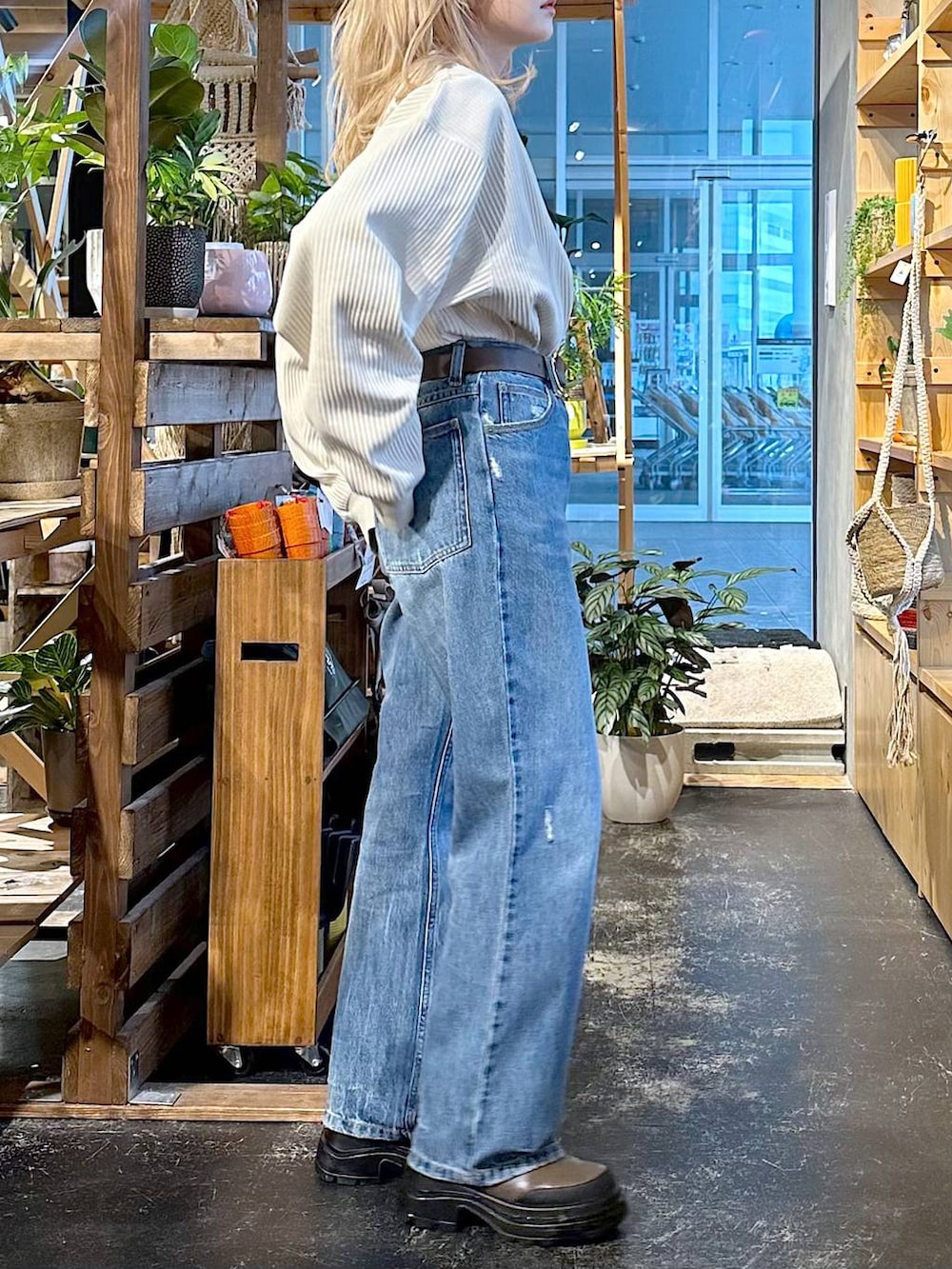 「差し色コーデ、低身長、個性派、デート/ロマンティック、女子会、旅行、niko and ...、Tシャツ、ロンT、デニムパンツ、ワイドパンツ、メンズライク、ユニセックス、オーバーサイズ、カジュアル」｜「niko and...のオリジナル切り替えサイドゴアブーツ（ブーツ、ブラウン系）」を使った、すなぎもさん（レディース・153cm）の冬コーディネートの3枚目の写真