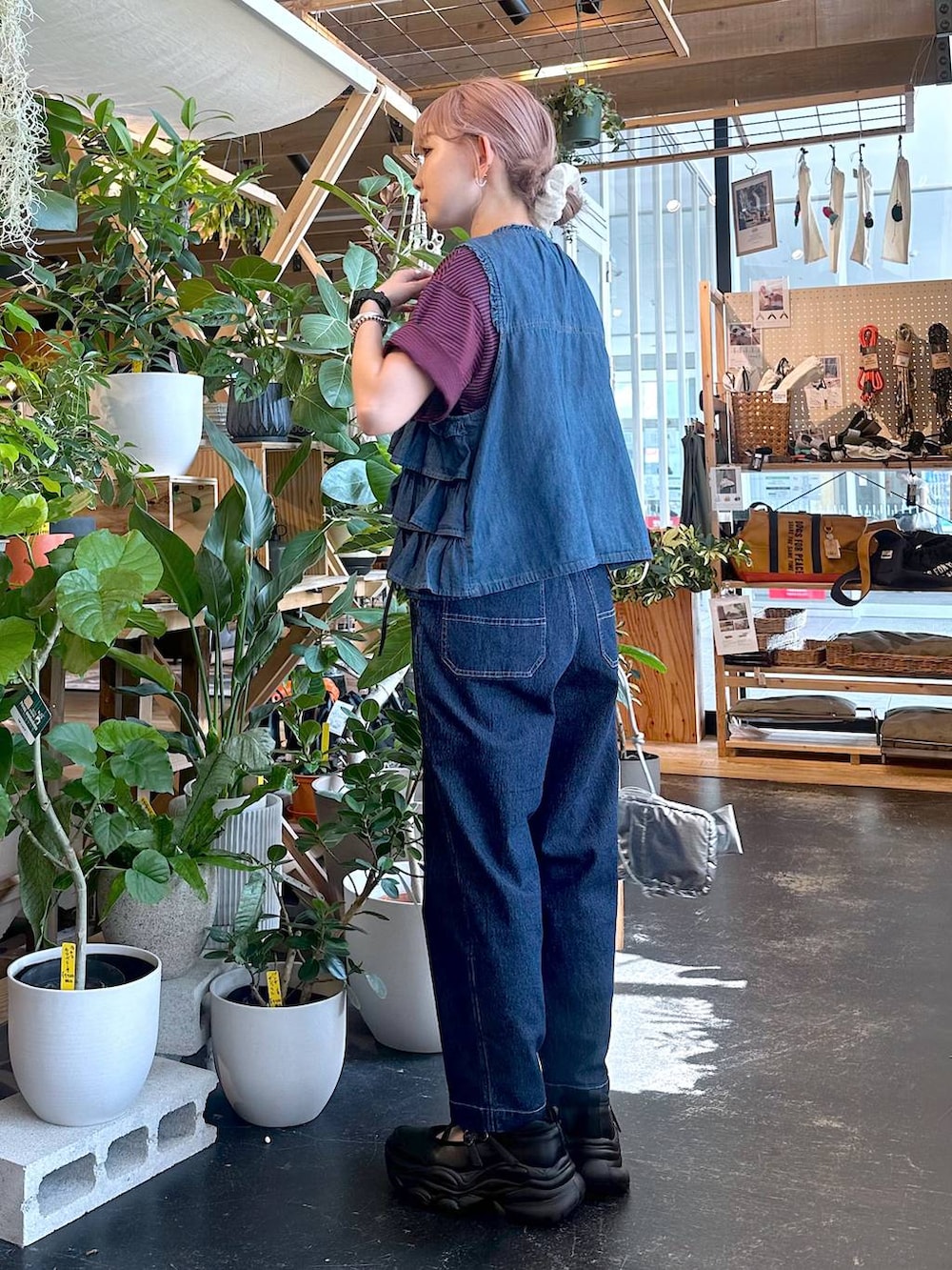 ブラック系のスニーカー、ブルー系のその他パンツ、ブルー系のベストを着用したレディースの夏コーディネートの2枚目の写真