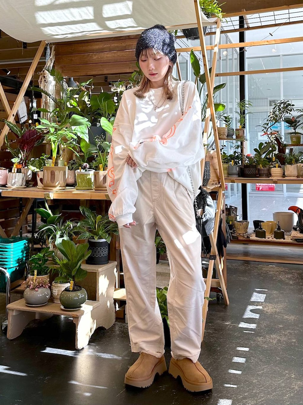 「差し色コーデ、低身長、個性派、デート/ロマンティック、女子会、旅行、niko and ...、ニット帽、Tシャツ、ロンT、ワイドパンツ、テーパードパンツ、パンツ、FISHS EDDY、ショルダーバッグ」｜「UGGの【UGG(アグ)】W New Heights Cozy Clog（その他シューズ、イエロー系）」を使った、すなぎもさん（レディース・153cm）の秋コーディネートの2枚目の写真