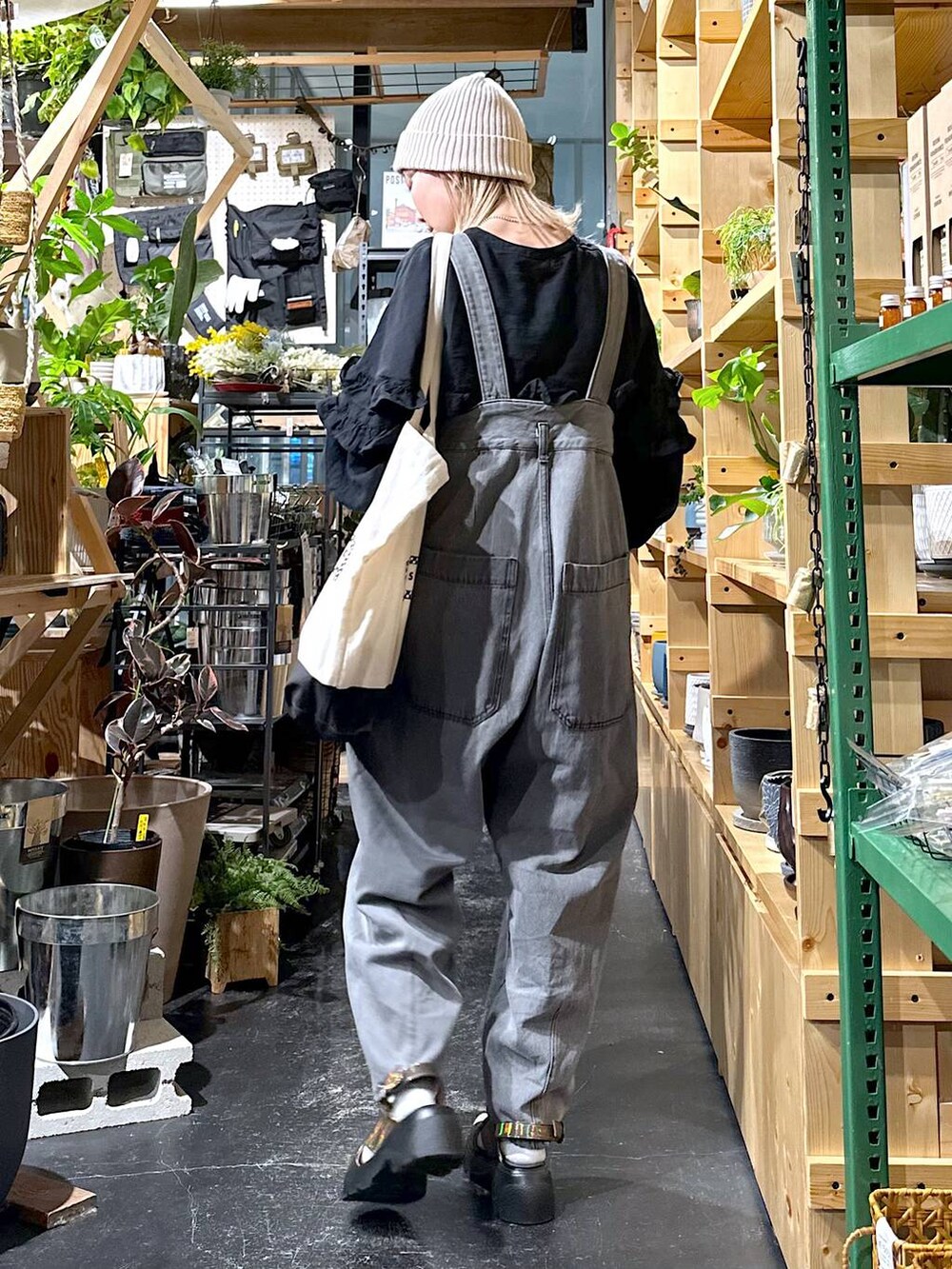 その他のサンダル、その他のその他パンツ、ブラック系のトートバッグを着用したレディースの春コーディネートの3枚目の写真