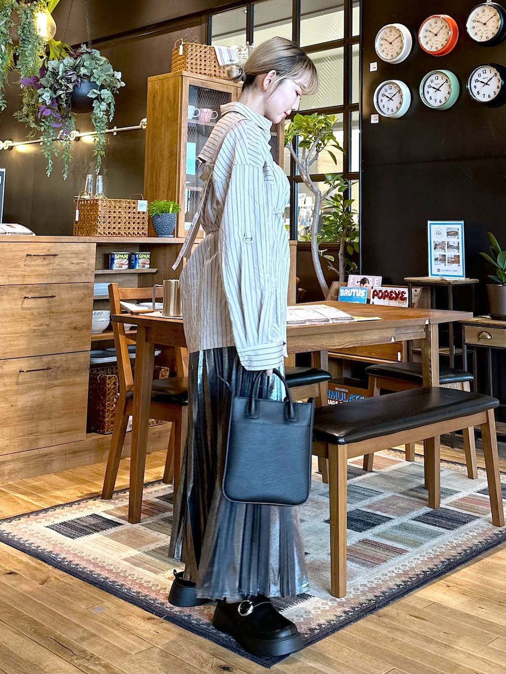 「旅行、差し色コーデ、低身長、個性派、デート/ロマンティック、女子会、niko and ...、シャツ、ロングスカート、スカート、ハンドバッグ、バッグ、ショルダーバッグ、オーバーサイズ」｜「niko and...のオリジナルライト2WAYトートバッグ（トートバッグ、ブラック系）」を使った、すなぎもさん（レディース・153cm）の春コーディネートの3枚目の写真