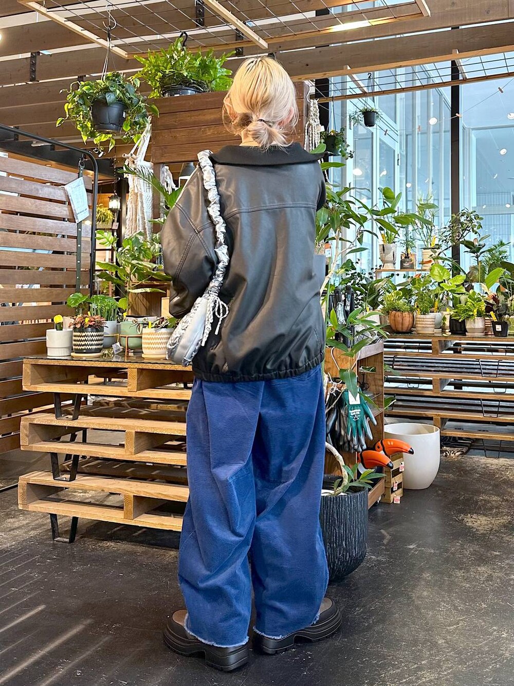 ブルー系のその他パンツ、グレー系のTシャツ/カットソー、ブラック系のブルゾンを着用したレディースの秋コーディネートの2枚目の写真