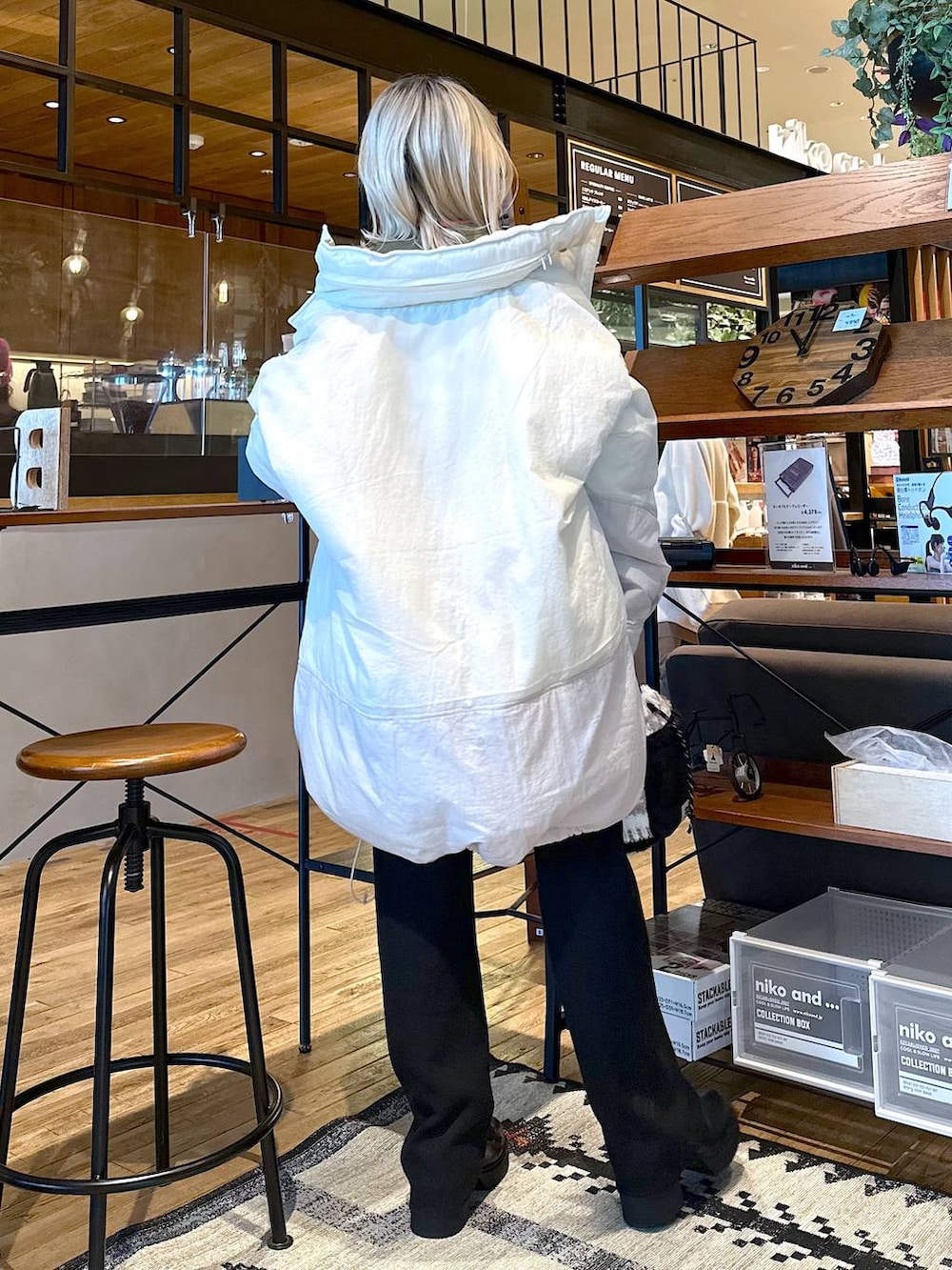 ベージュ系のブルゾン、ブラック系のその他パンツ、ブラック系のブーツを着用したレディースの冬コーディネートの2枚目の写真