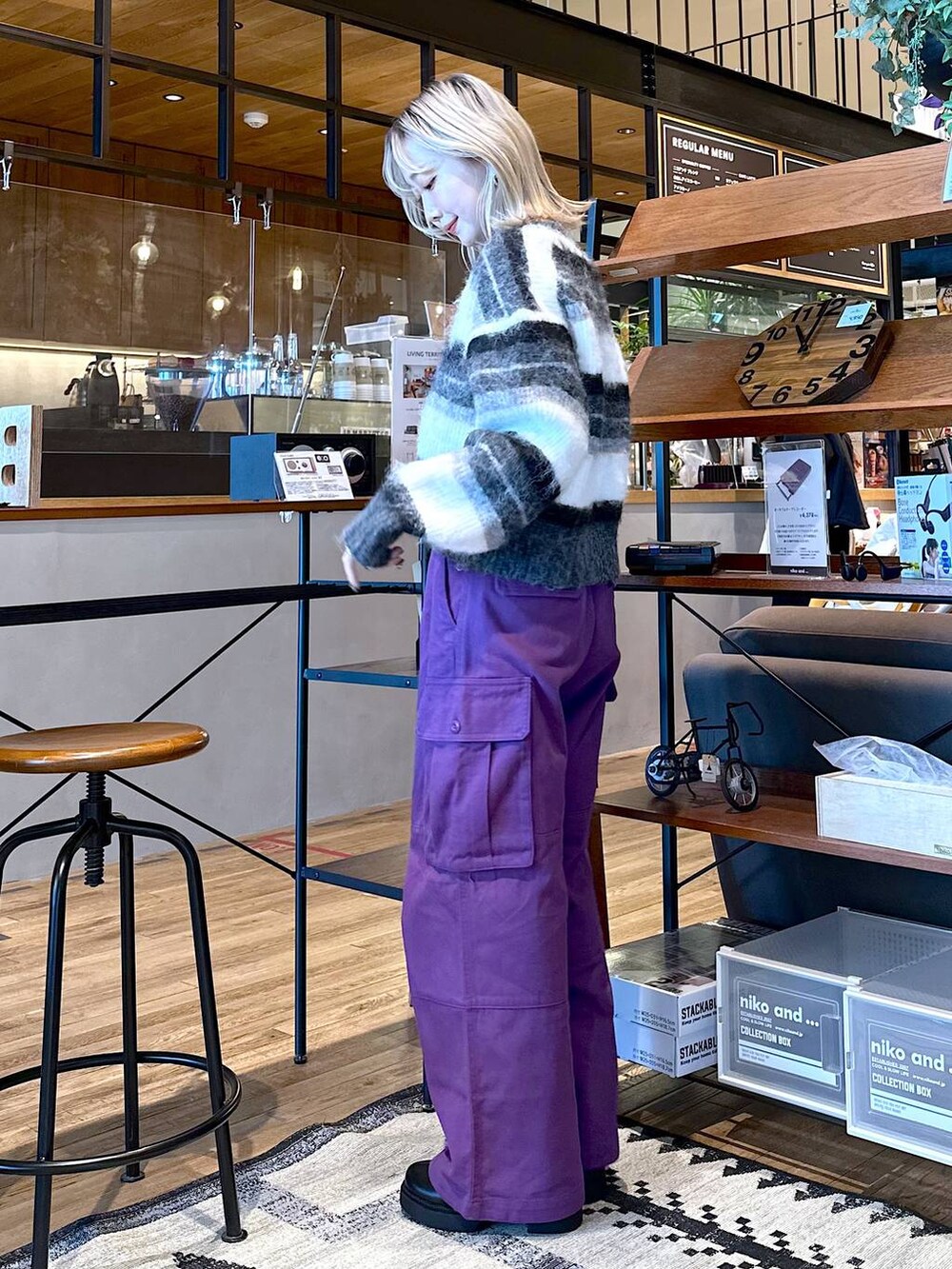 「差し色コーデ、低身長、個性派、デート/ロマンティック、旅行、niko and ...、女子会、ピアス、ニット、ワイドパンツ、ショルダーバッグ、バッグ、ショートブーツ、ブーツ、冬コーデ」|「niko and...のSilver925 フープピアス(ピアス(両耳用)、グレー系)」を使った、すなぎもさん(レディース・153cm)の冬コーディネートの2枚目の写真