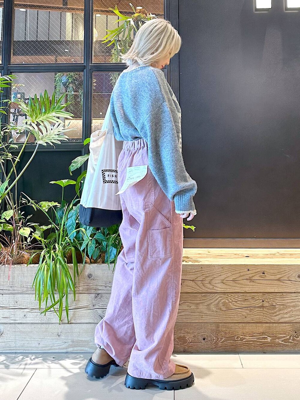 ピンク系のその他パンツ、ブルー系のその他パンツ、イエロー系のモカシン/デッキシューズを着用したレディースの秋コーディネートの2枚目の写真