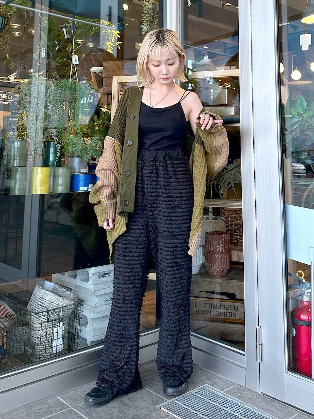 ブラック系のキャミソール、グリーン系のカーディガン/ボレロを着用したレディースの夏コーディネートの2枚目の写真