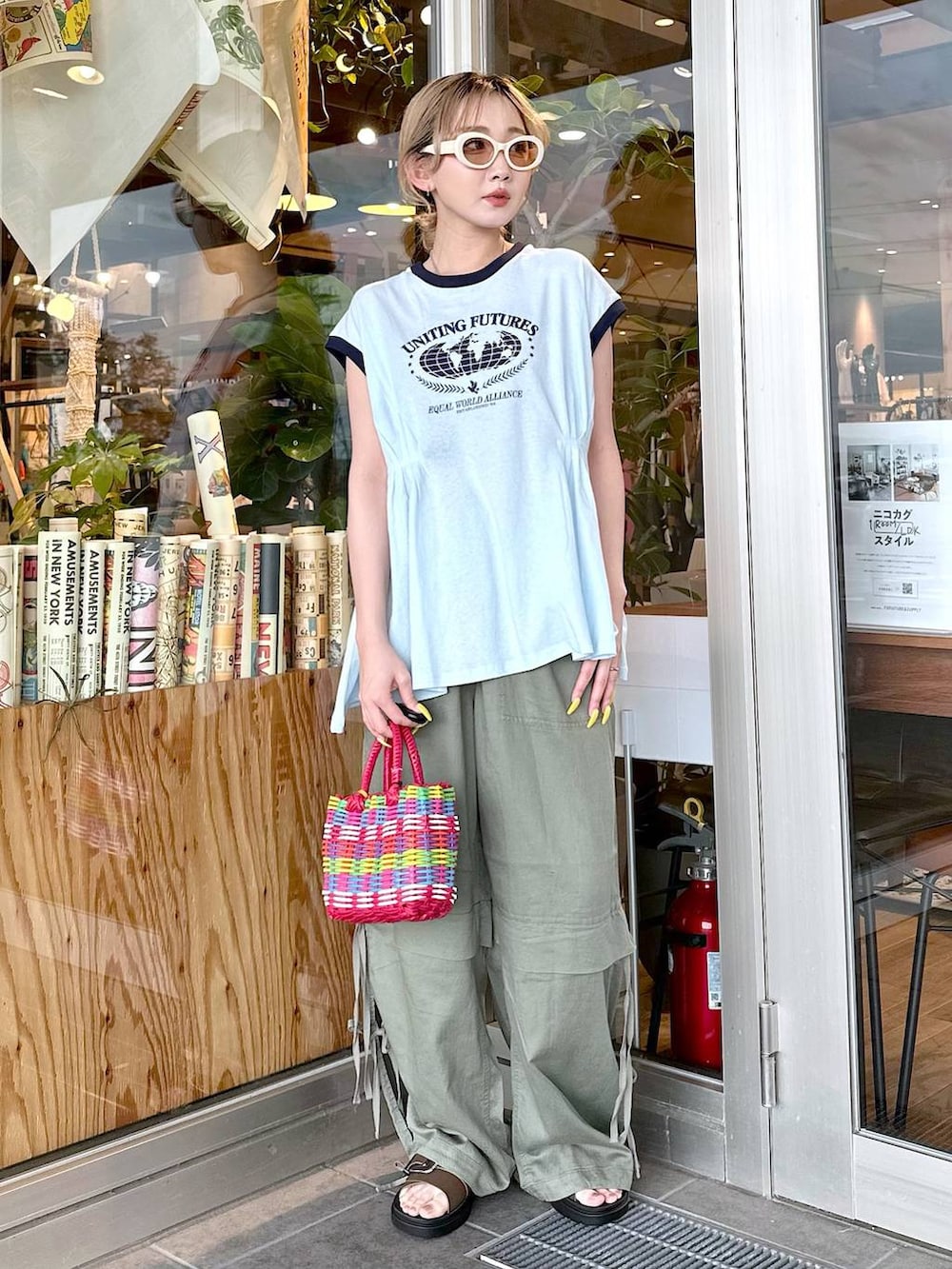 「差し色コーデ、低身長、個性派、デート/ロマンティック、女子会、旅行、niko and ...、サングラス、Tシャツ、新作、ワイドパンツ、パンツ、ハンドバッグ、バッグ、サンダル」｜「niko and...のレイヤードライクスリットパンツ（その他パンツ、グリーン系）」を使った、すなぎもさん（レディース・153cm）の春コーディネートの4枚目の写真