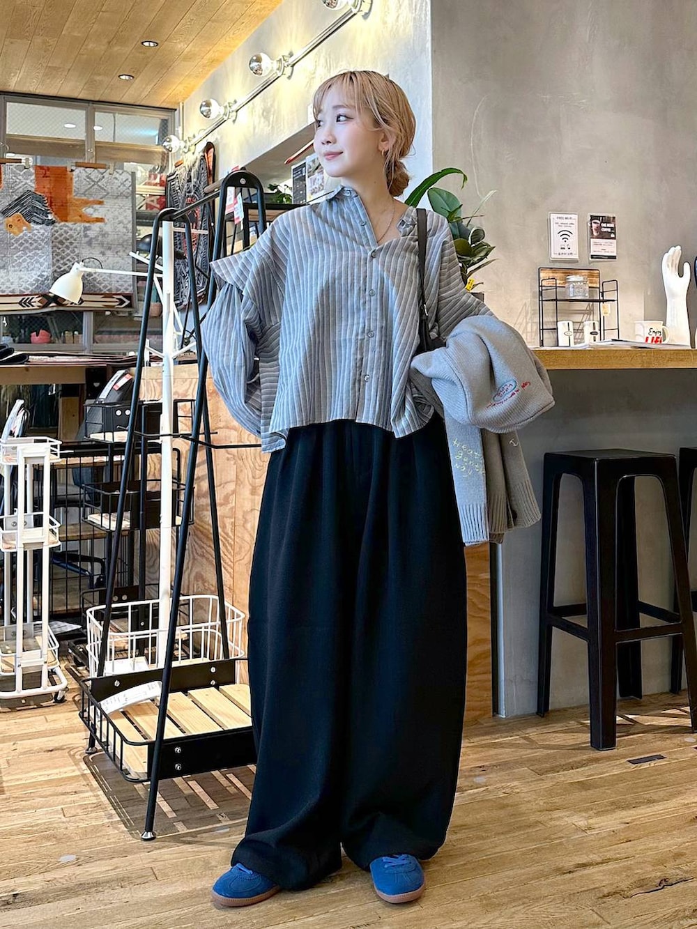「差し色コーデ、低身長、個性派、デート/ロマンティック、女子会、旅行、niko and ...、シャツ、シャツスタイル、ブラウス、ワイドパンツ、パンツ、カーディガン、ニット、ショルダーバッグ」｜「niko and...のプレミアムローンワイドシャツ（シャツ/ブラウス、グレー系）」を使った、すなぎもさん（レディース・153cm）の秋コーディネートの3枚目の写真