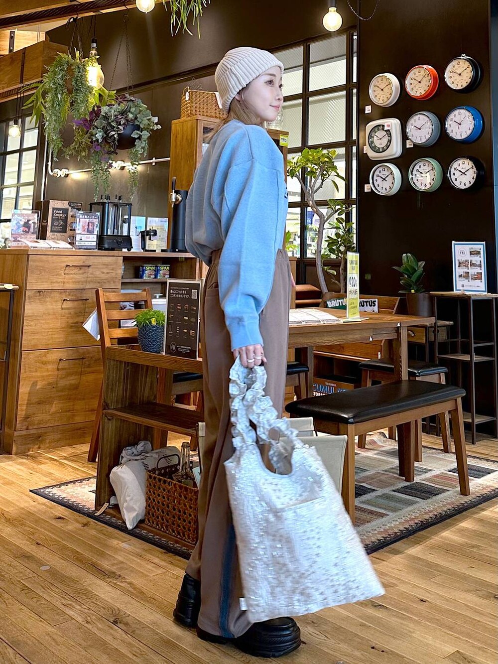 グレー系のトートバッグ、ブラック系のローファー、ブラウン系のその他パンツを着用したレディースの冬コーディネートの4枚目の写真