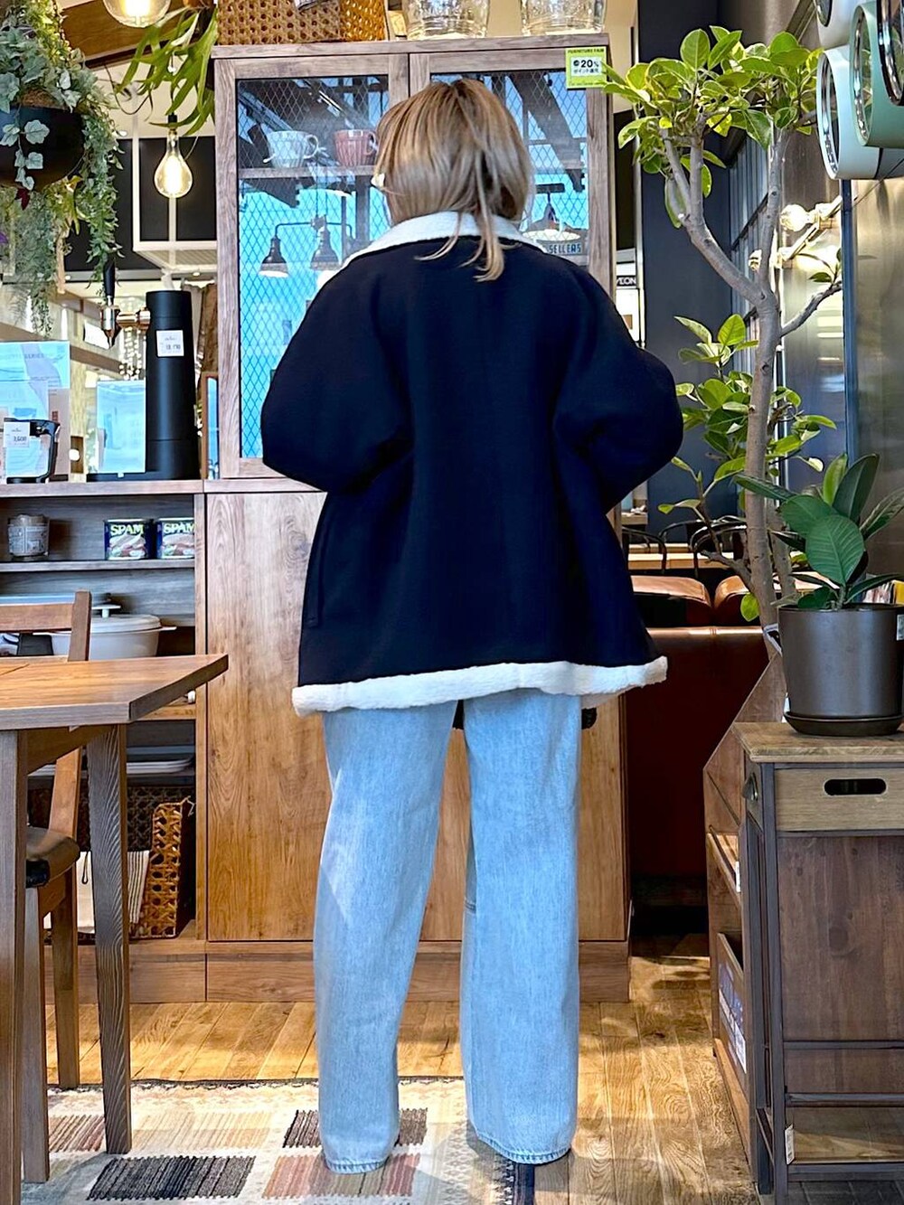 ブルー系のブルゾン、ブルー系のTシャツ/カットソー、その他のパンプスを着用したレディースの冬コーディネートの3枚目の写真