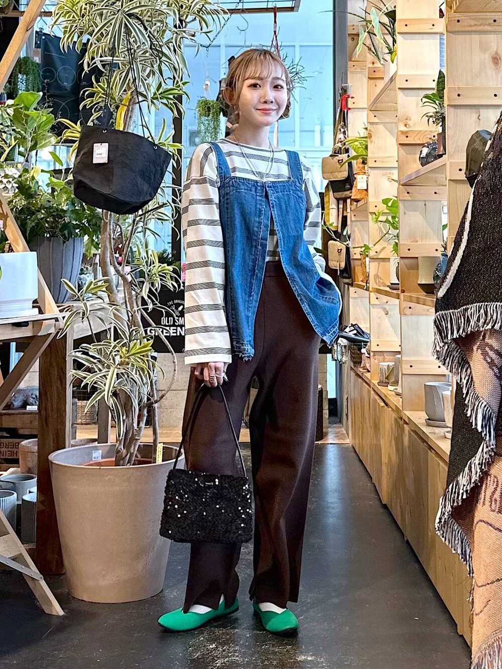 ブラウン系のその他パンツ、ホワイト系のTシャツ/カットソー、グリーン系のパンプスを着用したレディースの冬コーディネートの4枚目の写真