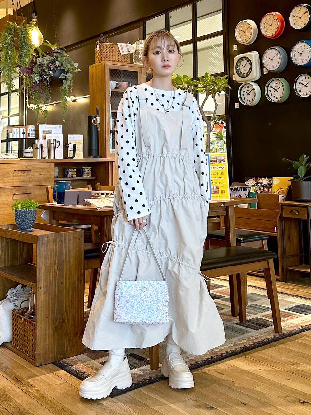 ベージュ系のローファー、グレー系のショルダーバッグ、ホワイト系のTシャツ/カットソーを着用したレディースの冬コーディネートの3枚目の写真