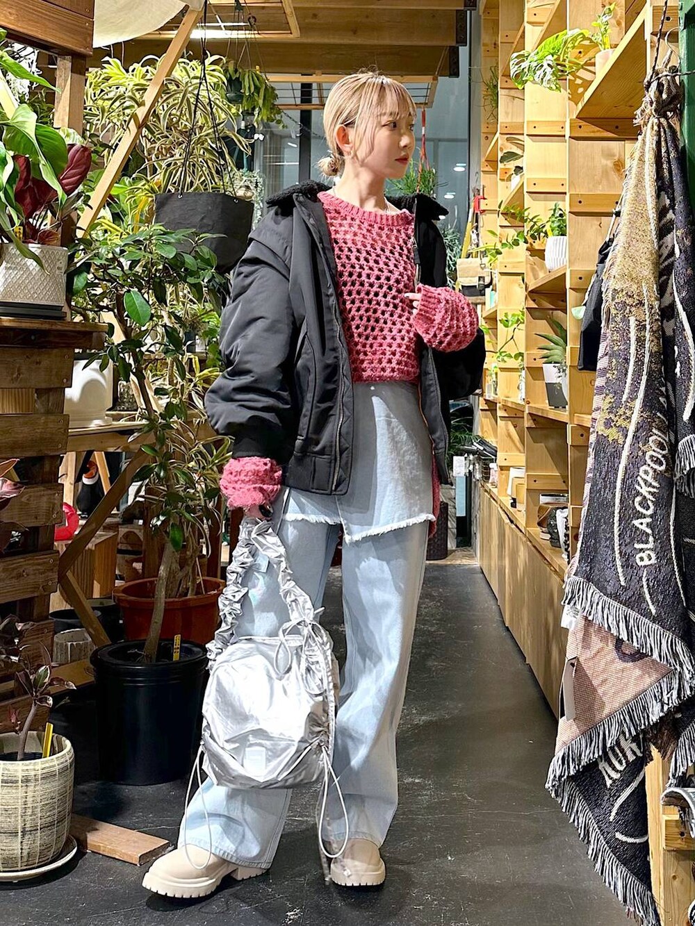 グレー系のその他アウター、ベージュ系のブーツ、ピンク系のニット/セーターを着用したレディースの冬コーディネートの4枚目の写真