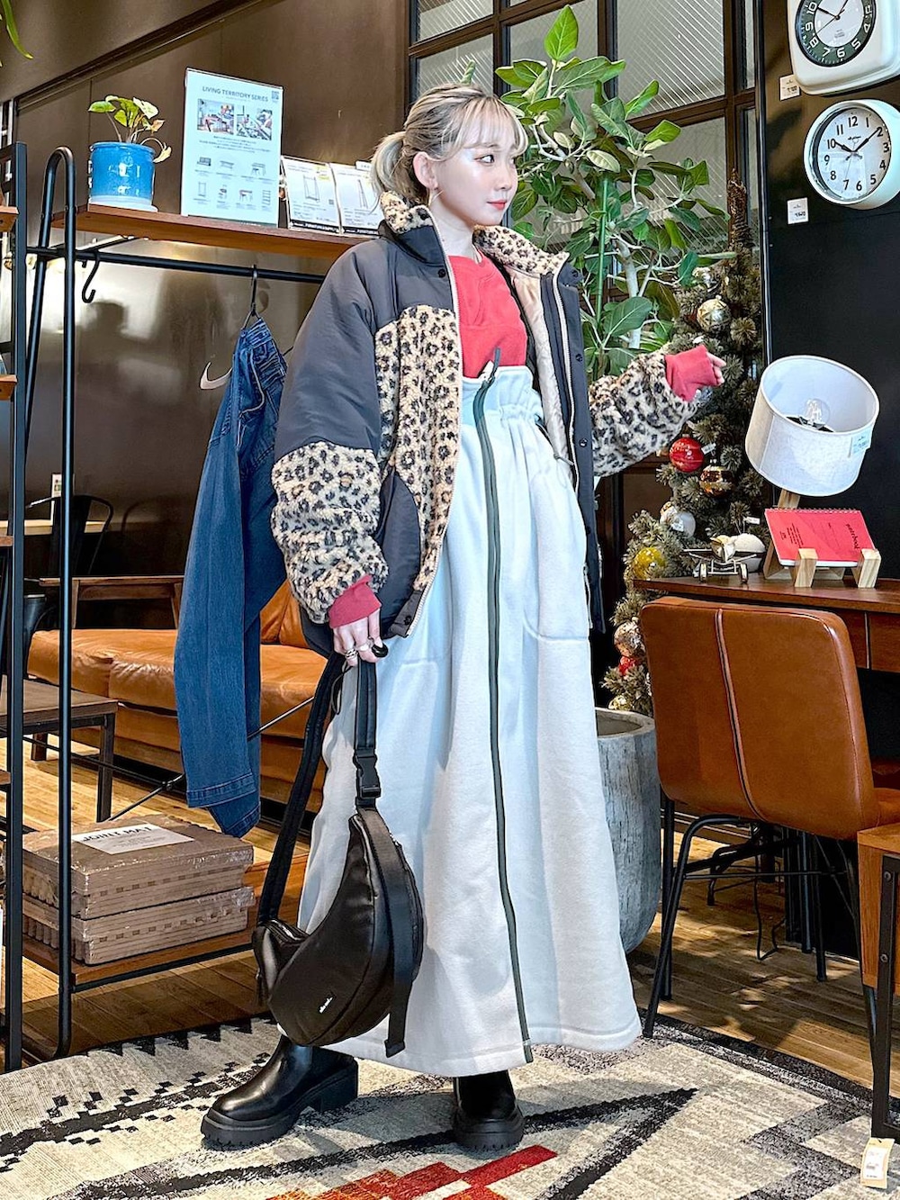 ブラック系のショルダーバッグ、ブラウン系のその他アウター、レッド系のTシャツ/カットソーを着用したレディースの秋コーディネートの2枚目の写真