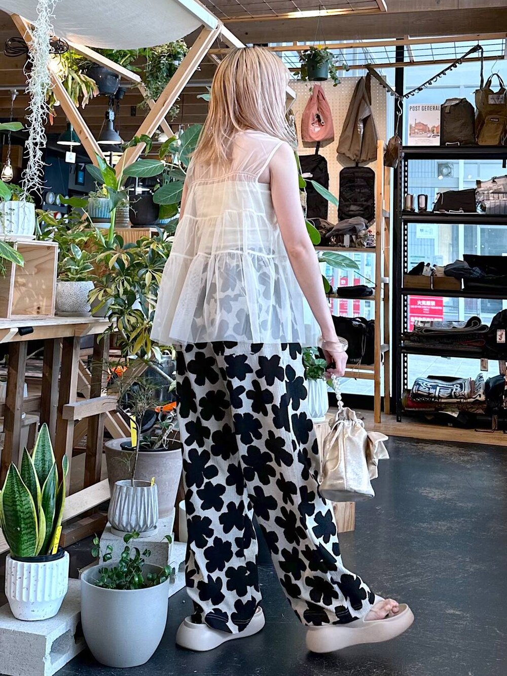 ベージュ系のサンダル、ホワイト系のその他パンツ、ベージュ系のキャミソールを着用したレディースの夏コーディネートの2枚目の写真