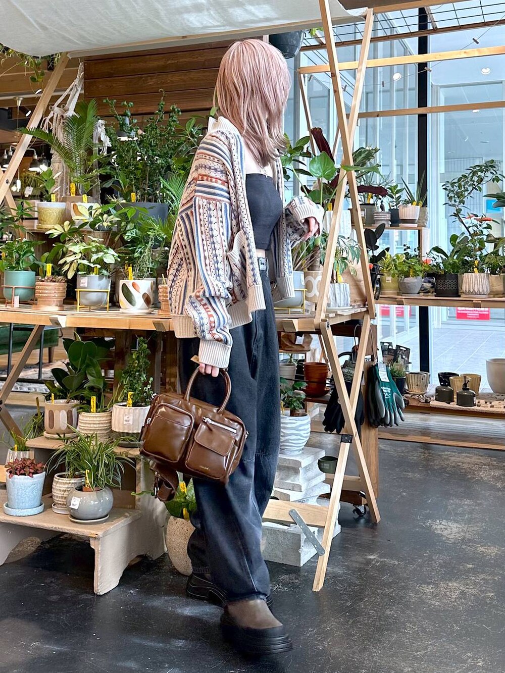 ブラック系のその他パンツ、ブラック系のキャミソール、ブラウン系のブーツを着用したレディースの秋コーディネートの3枚目の写真