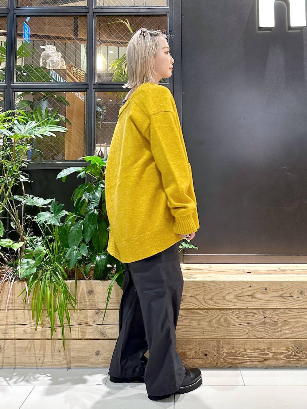 グレー系のタンクトップ、ブラック系のカーゴパンツ、イエロー系のカーディガン/ボレロを着用したレディースの夏コーディネートの3枚目の写真