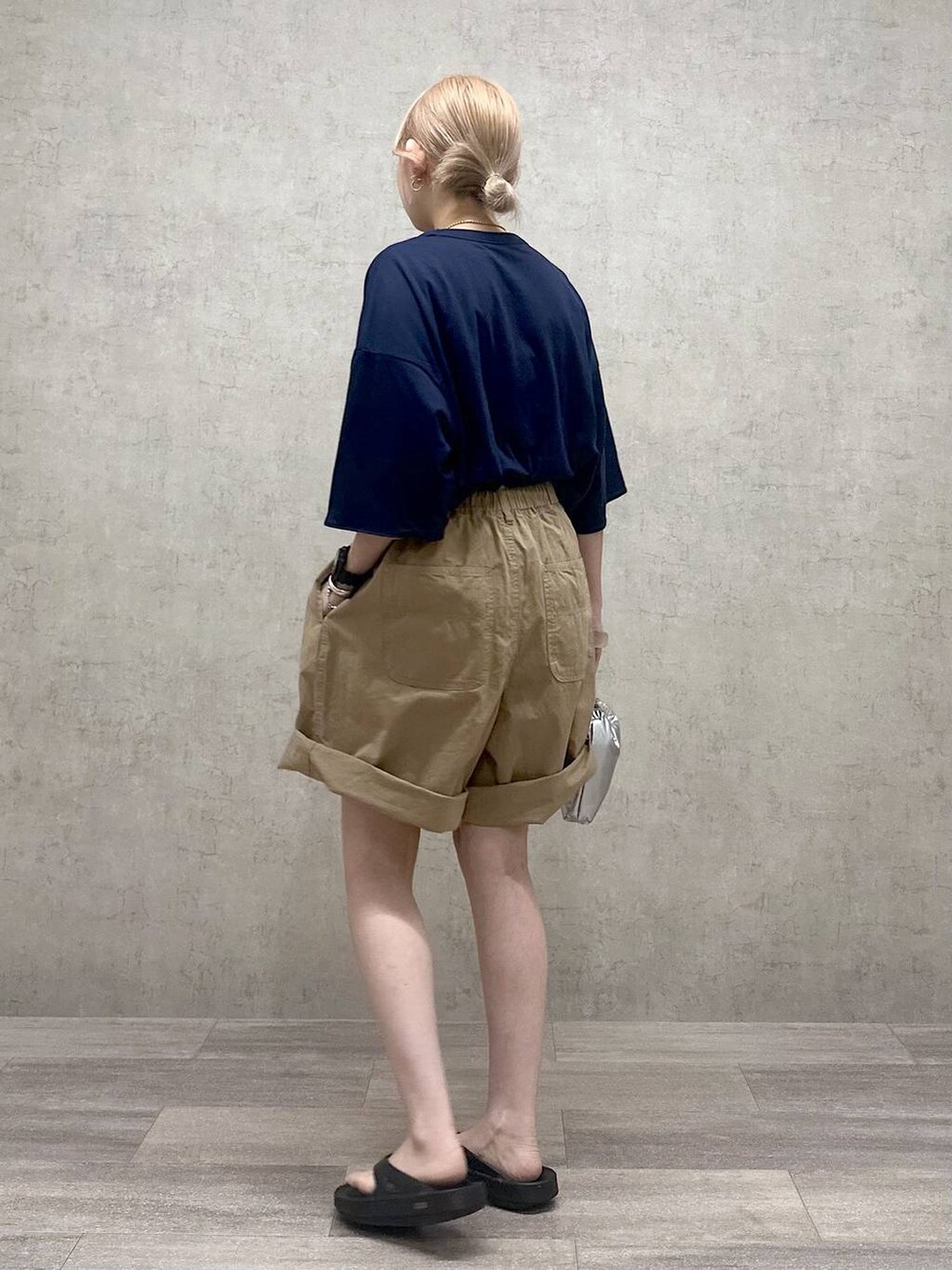 シルバー系のショルダーバッグ、ブルー系のTシャツ/カットソー、ブラック系のサンダルを着用したレディースの春コーディネートの2枚目の写真