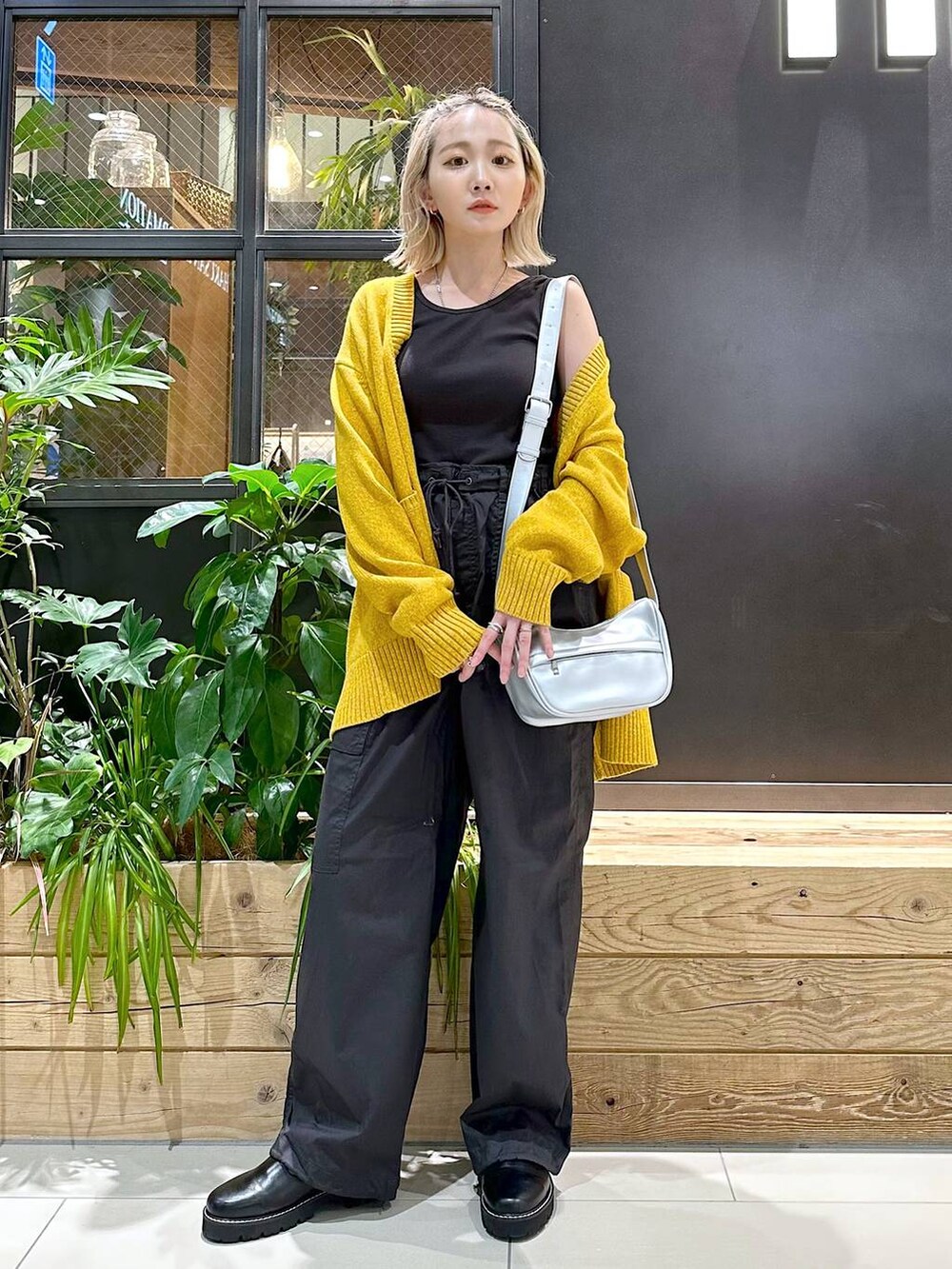 グレー系のタンクトップ、ブラック系のカーゴパンツ、イエロー系のカーディガン/ボレロを着用したレディースの夏コーディネートの4枚目の写真